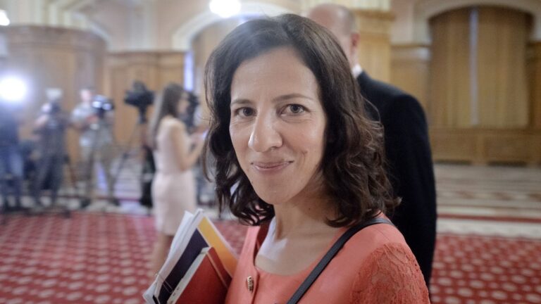 Roxana Mînzatu, audiată în Parlament. A fost propusă de Marcel Ciolacu pentru funcția de comisar european