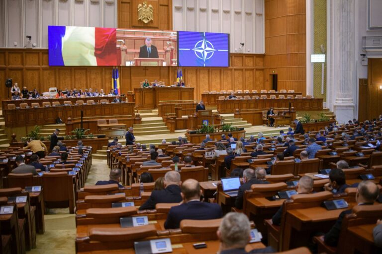 Noul Parlament se reuneşte în prima şedinţă. Câți parlamentari sunt în structura legislativă
