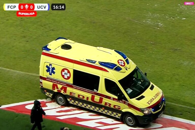 live                    Petrolul – Universitatea Craiova se joacă ACUM » Momente de panică: unui jucător i s-a făcut rău pe teren. A fost luat cu ambulanța
