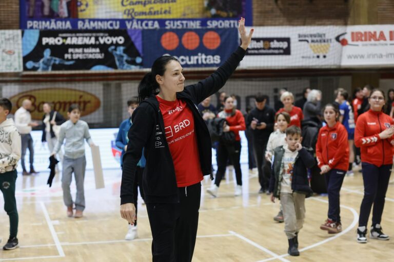 VIDEO + FOTO            Cristina Neagu și o primă despărțire simbolică în anul retragerii: „Mereu când o să vorbesc despre Vâlcea și despre fanii vâlceni, o să-i țin aici, în sufletul meu”