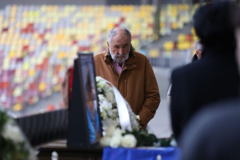 UPDATE                    Fanii îi pot aduce un ultim omagiu lui Duckadam pe Arena Națională » Ion Țiriac s-a recules lângă sicriu