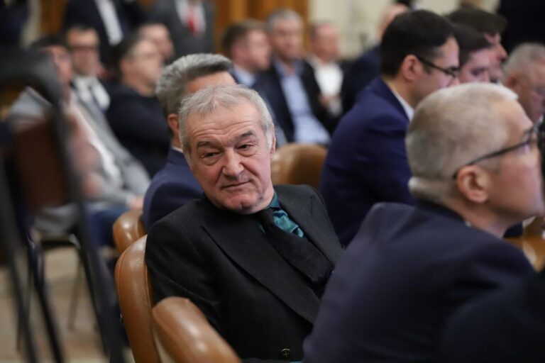 FOTO                    Gigi Becali nu poate sta liniștit în Parlament » Cum a fost surprins lângă noul ministru al Justiției + declarații jignitoare la adresa lui Crin Antonescu