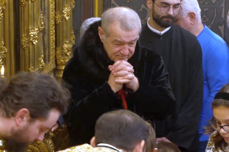FOTO EMOȚIONANT                    Gigi Becali, imagini tulburătoare: a plâns în hohote la biserică! Nu și-a mai controlat emoțiile, chiar sub privirile fostului rival din Liga 1