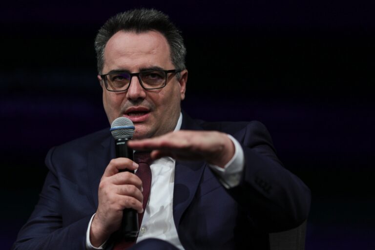 Ca să fii profesor trebuie să știi să pui întrebări și să faci copilul să-și pună întrebări, spune Bogdan Cristescu, secretar de stat în Ministerul Educației: Sintagma eu sunt profesor de matematică, vin și spun teorema lui Pitagora și mă aștept ca elevul să spună teorema lui Pitagora, așa ca mine, aceasta nu mai este învățare. Se simte lipsa didacticii
