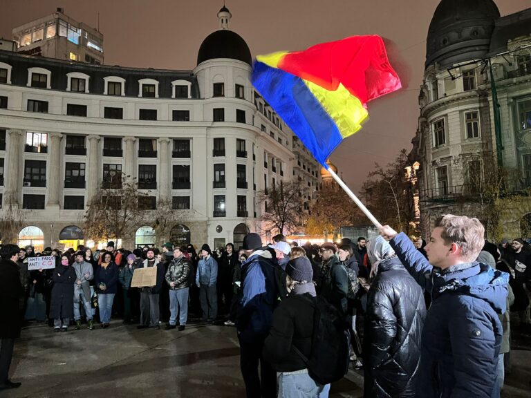 VIDEO Noi proteste ale studenților în Piața Universității, după declasificarea informațiilor CSAT privind campania prezidențială pe TikTok: „Georgescu nu uita, România nu-i a ta!” / „Pe studenți nu-i cumpărați, suntem tineri democrați”