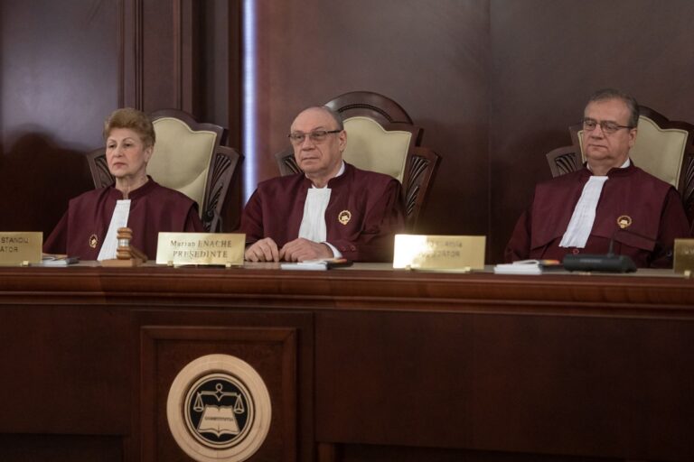 BREAKING OFICIAL Curtea Constituțională a anulat alegerile prezidențiale cu două zile înainte de turul 2 între Elena Lasconi și Călin Georgescu. Procesul se reia de la zero. Decizia, luată pe fondul acuzațiilor de ingerință a Rusiei