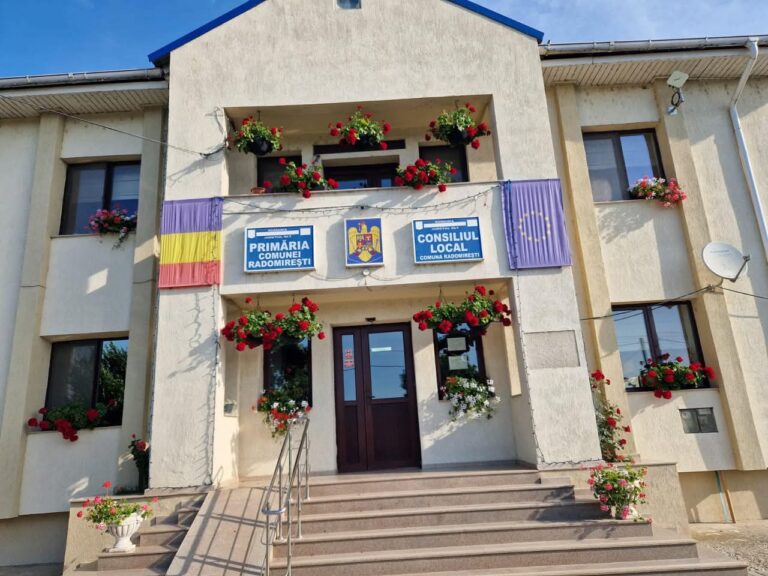 Trei proiecte majore pentru dezvoltarea comunei Radomirești, semnate de primarul Nicușor Sîia
