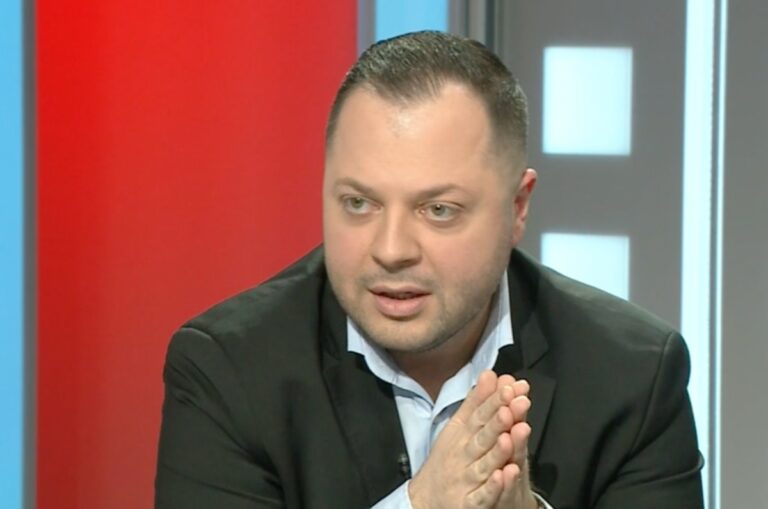 Nu cât de mult învață copiii e problema, ci cum învață, spune profesorul Flavian Georgescu: Mi se pare că învață într-un sistem învechit, care nu mai este actual. Au nevoie de altceva