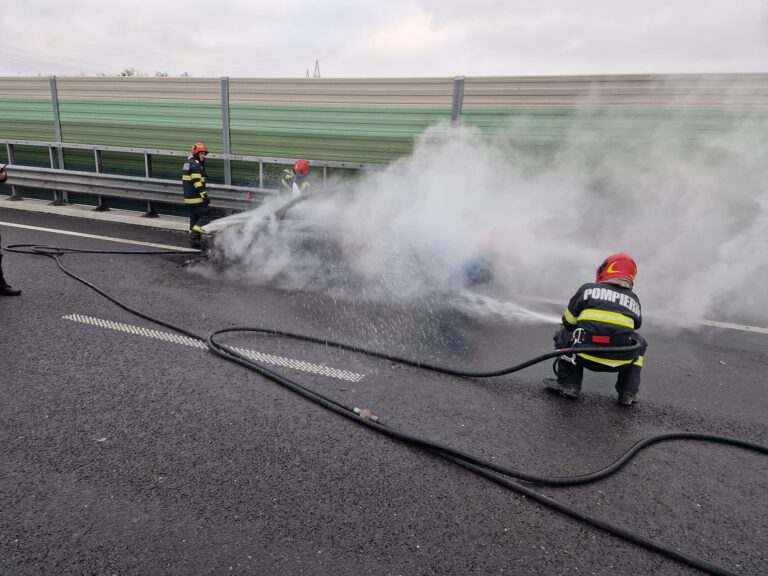 VIDEO. DEx12, zona Milcov. O mașină a luat foc în mers