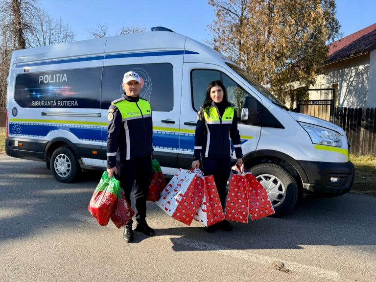 Polițiștii olteni, mesagerii magiei Crăciunului pentru copiii din județ