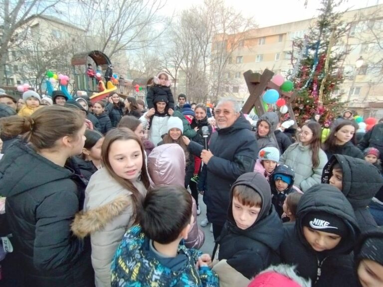 Moș Crăciun a ajuns deja în Caracal cu daruri pentru cei mici