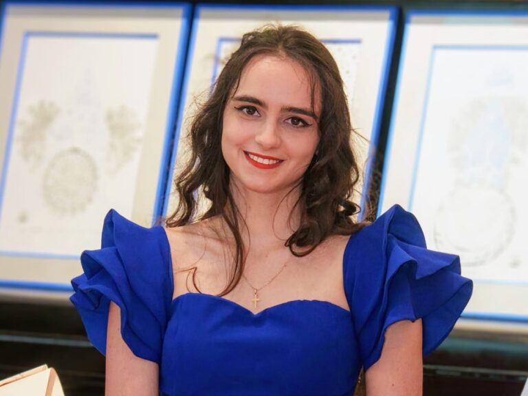 INTERVIU Eu sunt profesorul pe care nu l-am avut, dar pe care mi l-aș fi dorit să-l am, spune Ioana Alexandra Șomîtcă, autoare a unui ghid pentru profesori și părinți: Noi am putea să creăm ceva extraordinar la clasă și în cancelarie, pentru că matematica, ceea ce predau eu, are legătură cu Pitagora, dar, în același timp, Pitagora a avut tangență și cu muzica