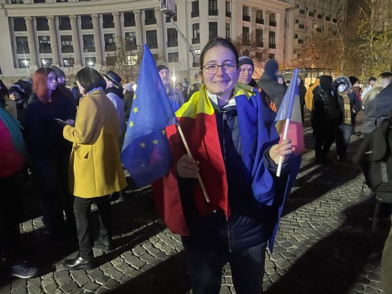 „Profesorii ne-au spus că, dacă vrem să mai vedem și harta României pe harta Europei, să mergem la vot” – Ioana, elevă de liceu, despre primele alegeri pentru ea și colegii ei: I-am văzut pe profesori mai speriați ca nicicând, ei au trecut prin comunism