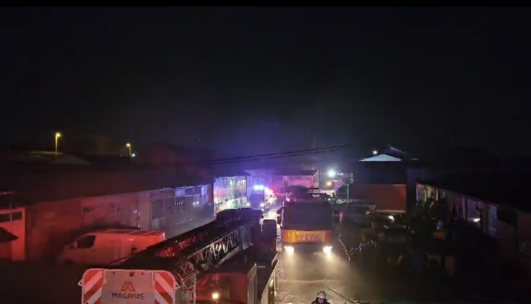 VIDEO. Incendiu la o hală din Slatina. Acoperiș și materiale lemnoase distruse