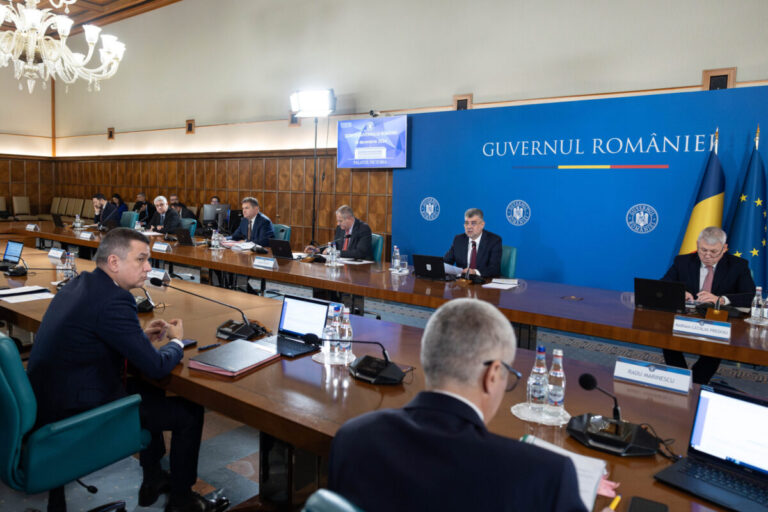 Profesorii și angajații din școli și inspectorate nu mai beneficiază de decontarea navetei pe întreg anul 2025, a decis Guvernul Ciolacu prin ordonanța-trenuleț