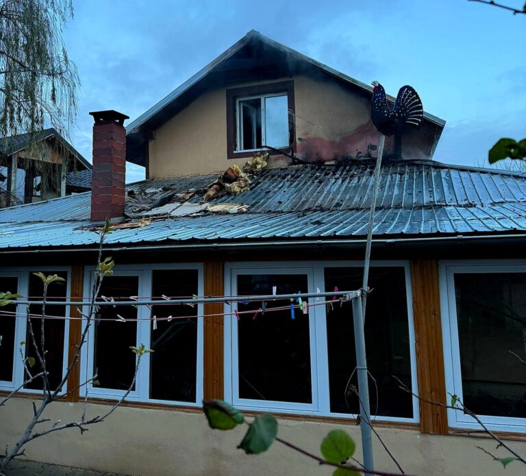 Șerbănești. Incendiu izbucnit la acoperișul unei case