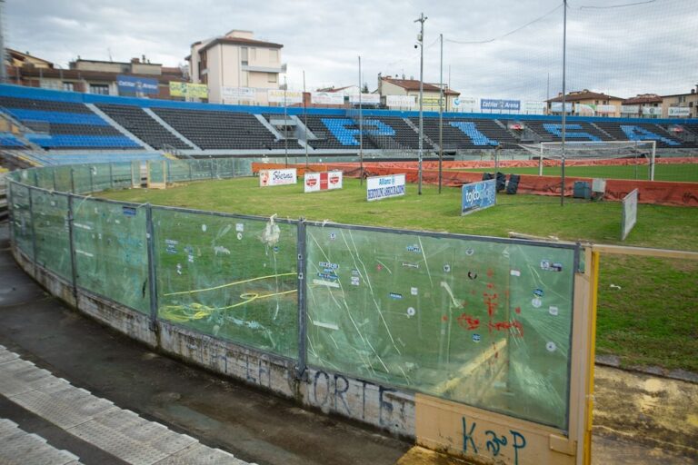 FOTO                    Sanctuarul decăzut al lui Mircea Lucescu! Imagini cu un complex suferind: tencuieli prăbușite, fisuri și două falimente