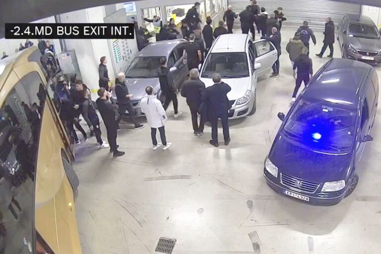 FOTO + VIDEO                    Au apărut imaginile pe care PAOK și Răzvan Lucescu le voiau blocate! Scene șocante: antrenorul român sare la fanii adverși
