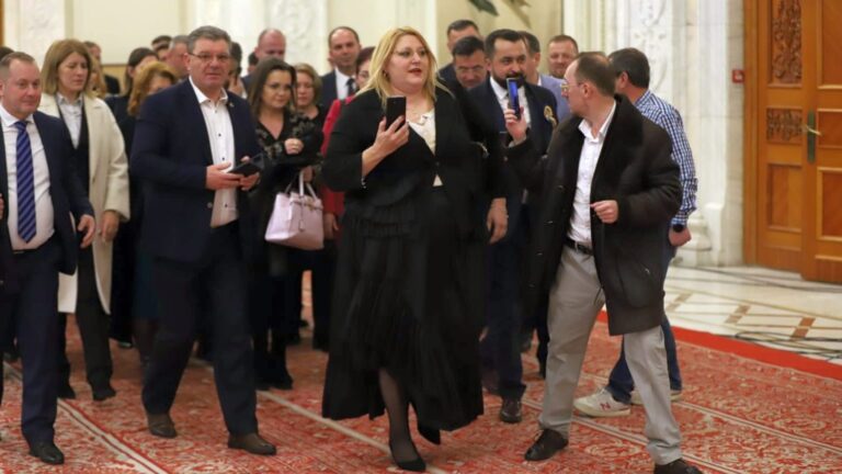 Diana Şoşoacă și Claudiu Târziu au renunţat la mandatele de senatori