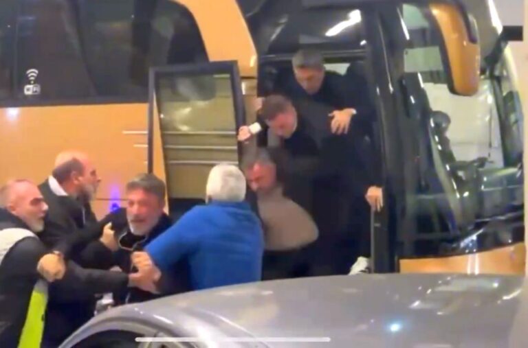 VIDEO                    Imagini incredibile în Grecia: încăierare generală la autocarul lui PAOK, Răzvan Lucescu a căzut pe scări!