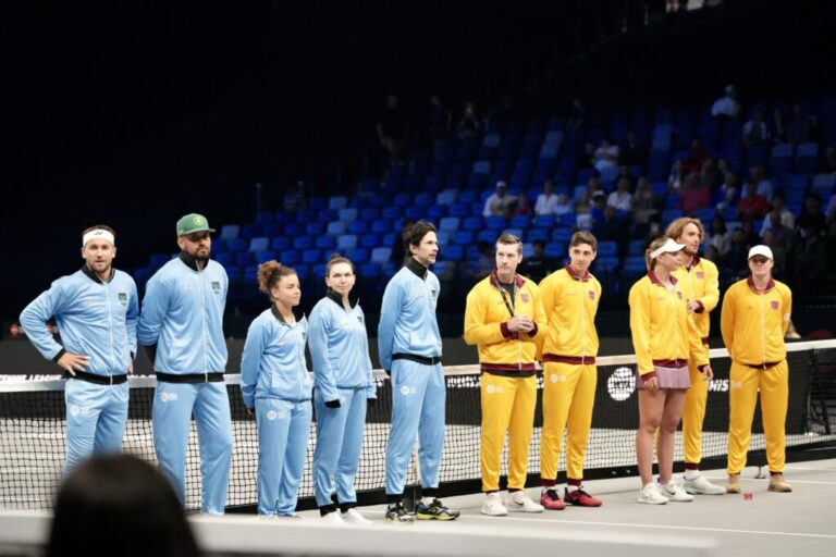Halep şi Paolini nu au mişcat în faţa perechii Andreeva/Sabalenka