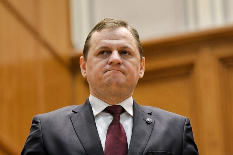 Șeful SIE a fost chemat în Parlament să explice deplasările la cursele de Formula 1, în plină criză
