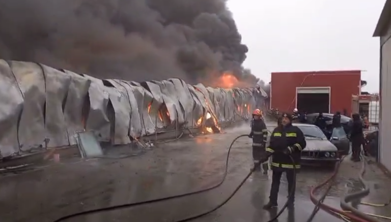 VIDEO. ISU Olt  în sprijinul ISU Dolj, pentru stingerea unui incendiu puternic izbucnit la o hală din municipiul Craiova