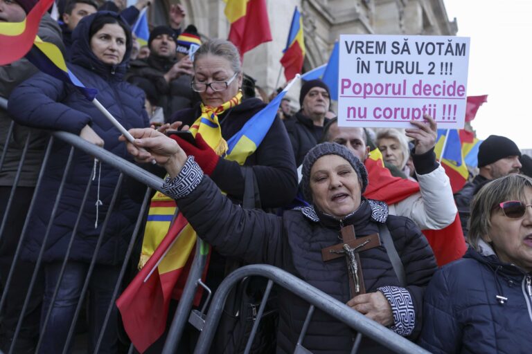 Susţinătorii lui Călin Georgescu au creat haos la Curtea de Apel București. Procesul privind reluarea alegerilor, amânat la 31 decembrie