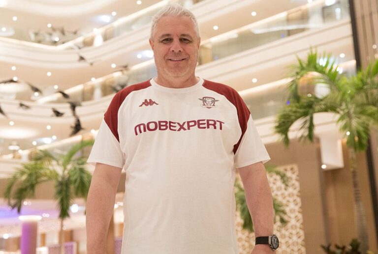 CORESPONDENȚĂ DIN EMIRATE                    Din Dubai, Șumudică a renunțat la orice cenzură » „Directe” în toate părțile: „Sunt un pic dezgustat! Nu mă așteptam să pățesc asta în Giulești” + ce se va întâmpla cu geaca albastră și mesaj pentru Becali: „D-aia nu mai pot eu”