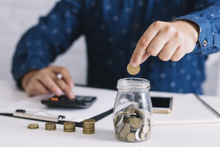 Bugetul educației pe 2025 – 8% din bugetul general, mult sub pragul de 15% cerut de lege / Deși ministrul Finanțelor anunțase o creștere de 10%, ca valoare bugetul învățământului este similar cu cel de anul trecut, iar ca procent din PIB este mult mai mic: doar 3,23% / Cercetarea primește chiar mai puțin decât în 2024 – Proiect