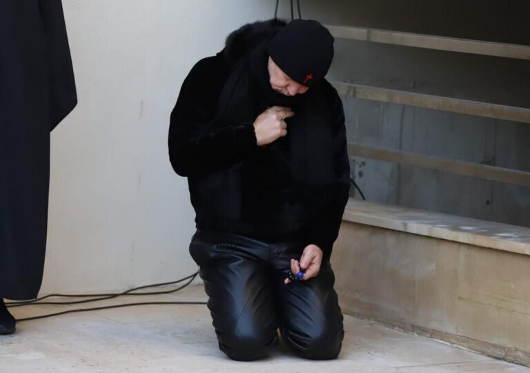 FOTO                    Imaginile zilei vin de la Catedrala Patriarhală » Cum s-a afișat Gigi Becali de Bobotează: în bocanci și pantaloni de piele