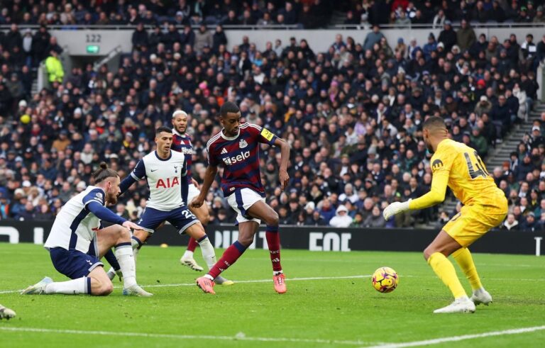 live                    Tottenham – Newcastle: Radu Drăgușin scos la pauză, după erorile din prima repriză! Comentariu ironic pe Daily Mail