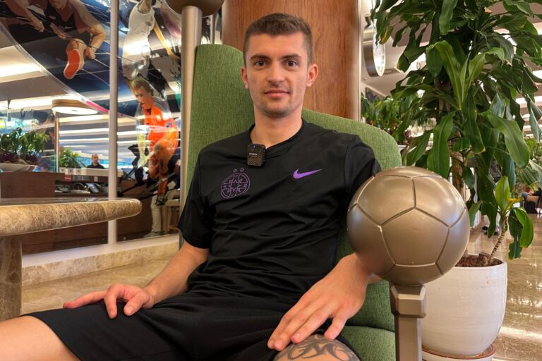 EXCLUSIV                    Florin Tănase, așa cum nu l-ai văzut până acum! Interviu fulminant: „Domnul Becali mi-a dat acest sfat în afaceri. Am văzut câte OP-uri dă, teancuri!” » I-a distrus pe contestatarii lui David Popovici