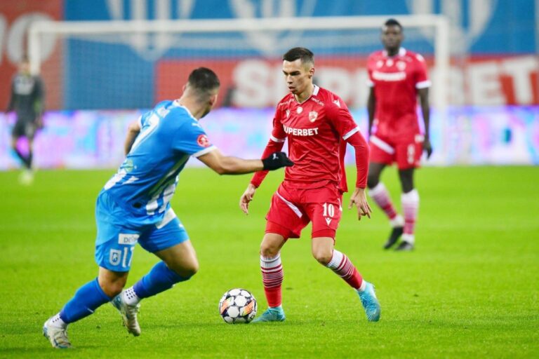 live                    Pauză în Universitatea Craiova – Dinamo: „câinii” au scăpat ușor în prima repriză. Absența lui Homawoo a dat peste cap apărarea lui Kopic