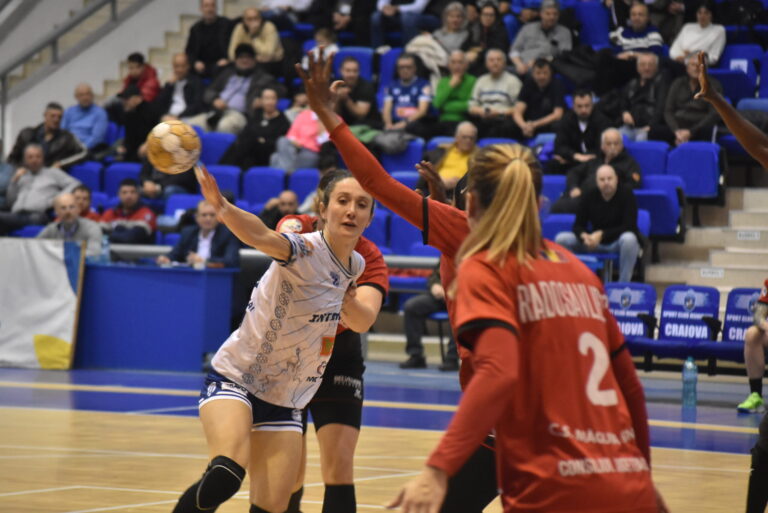 Handbal (f) / SCMU Craiova n-a strălucit, dar a scos maximum din meciul cu Cisnădie