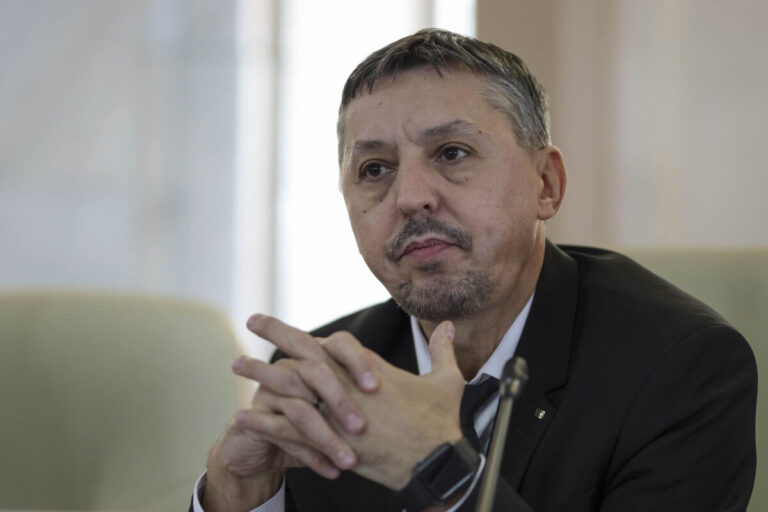 Este o problemă că profesorii nu vin la ore, spune Daniel David: Părinții pot protesta. Dacă directorul de școală nu răspunde, discuți cu inspectoratul