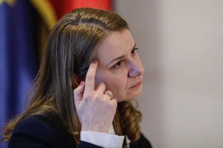 Caz de „revolving door” la fosta ministră Ligia Deca, numită prorector SNSPA la nici trei săptămâni după ce a pus în consultare ca ministru cel mai scump proiect de testare a competențelor, PIAAC, de 2,3 milioane de euro, plasat netransparent în curtea aceleiași SNSPA și a altei instituții de care este legată indirect, UEFISCDI