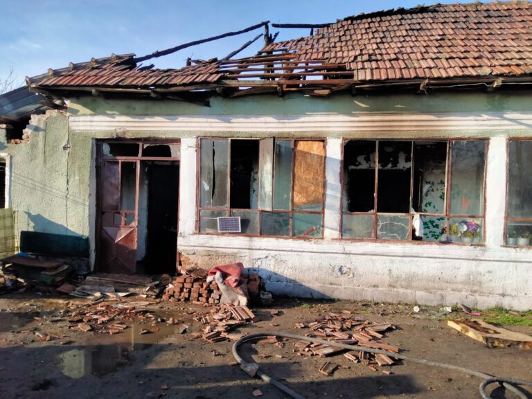 Incendiu la Ipotești. Intervenție promptă a pompierilor olteni