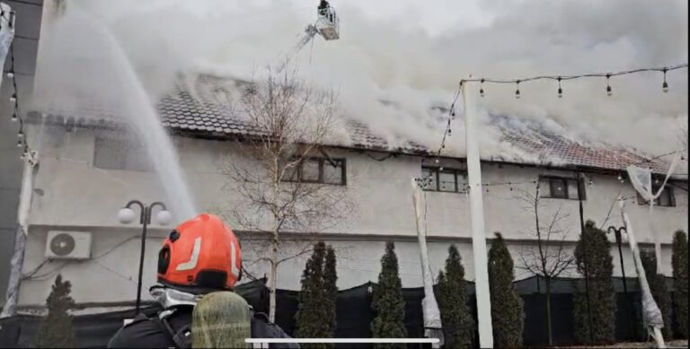 Slatina: Clădire cu birouri și camere de dormit, în flăcări