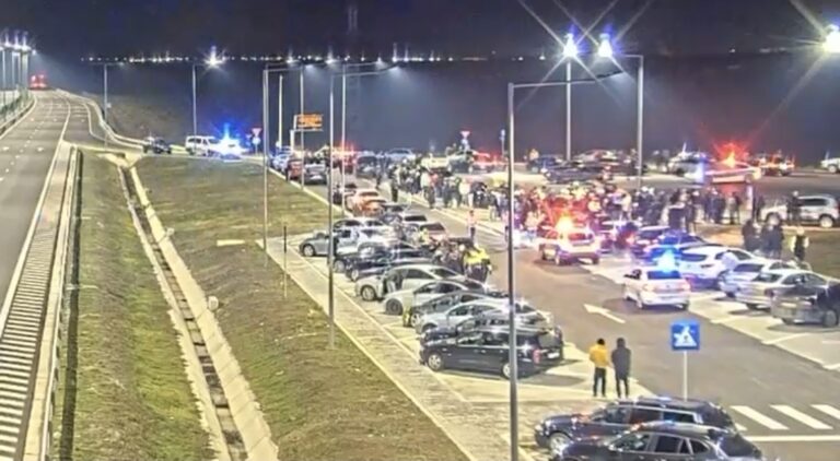 VIDEO. Polițiștii olteni au depistat în parcarea DEx12, cinci tineri care conduceau autoturisme în mod agresiv, efectuând drifturi