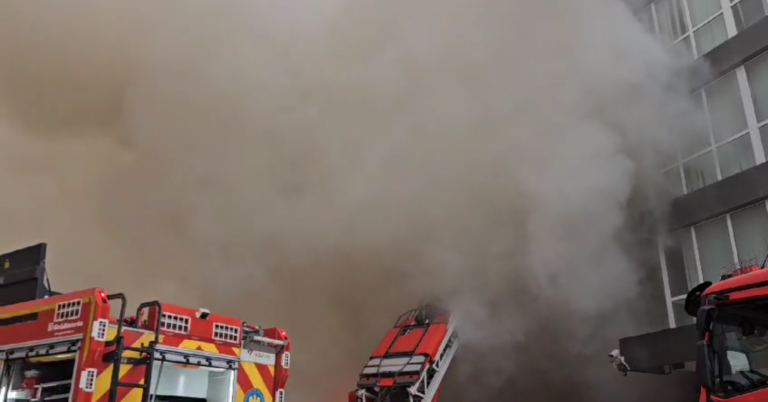 Incendiu de proporții la Slatina. Flăcări și fum dens pe strada Pitești