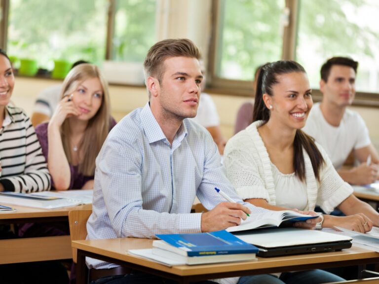 VIDEO Stil de viață sănătos, o nouă disciplină opțională în noile planuri cadru pentru liceu, anunțată de ministrul Educației și Cercetării: Elevul o poate alege sau nu. Nu mai lăsăm complet la dispoziția școlii toate opționalele