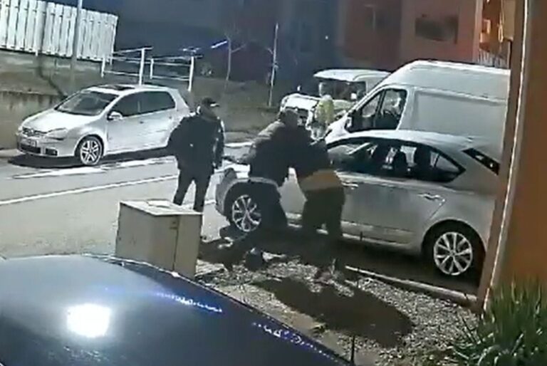 Atenție, imagini violente! » Liderul galeriei echipei din Superliga, atacat cu un cuțit în stradă + un fost patron de club a fost implicat