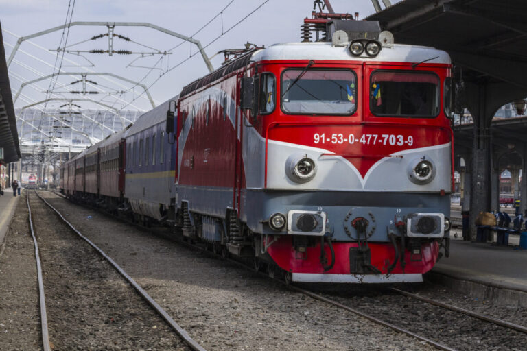 Studenții nu mai pot cumpăra bilete online cu reducere la tren de la 1 ianuarie, anunță CFR. În premieră, tinerii își pot lua biletele doar dacă arată și buletinul