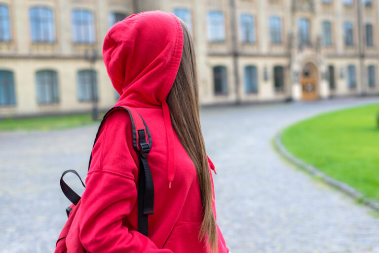 O elevă de 14 ani a născut un copil, anunță Inspectoratul Școlar Județean Timiș: Problema care se ridică este cum a ajuns un copil să nască, iar adulții din jurul lui nu au avut nicio certitudine cu privire la starea ei, la experiența pe care ea o traversa singură? / Noi, adulții, trebuie să traversăm experiențe cu copiii, să înțelegem că suntem mentorii lor, că suntem plasa lor de salvare