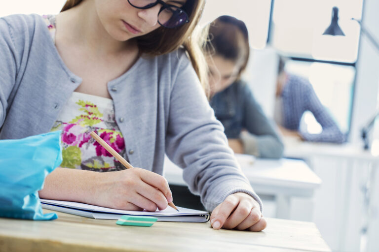Ministerul Educației s-a răzgândit: Probele de competențe la Bacalaureat 2025 se pot susține și înainte de ora 13:00