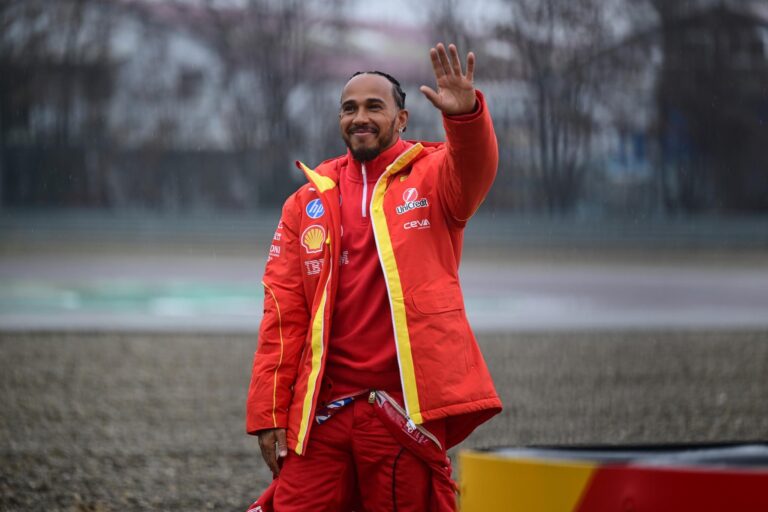 Lewis Hamilton a lovit monopostul Ferrari pe circuitul din Barcelona