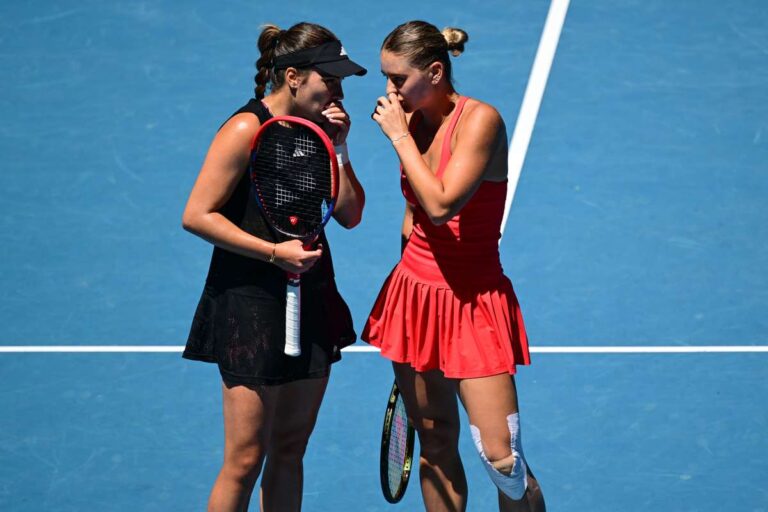 Ruse şi Kostyuk joacă la noapte pentru un loc în semifinalele AO