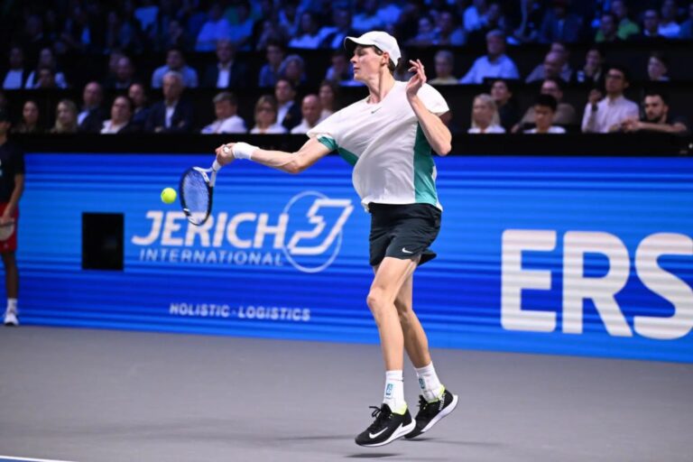 Jannik Sinner l-a întrecut pe Rune şi se pregăteşte de un sfert de finală tare la Antipozi