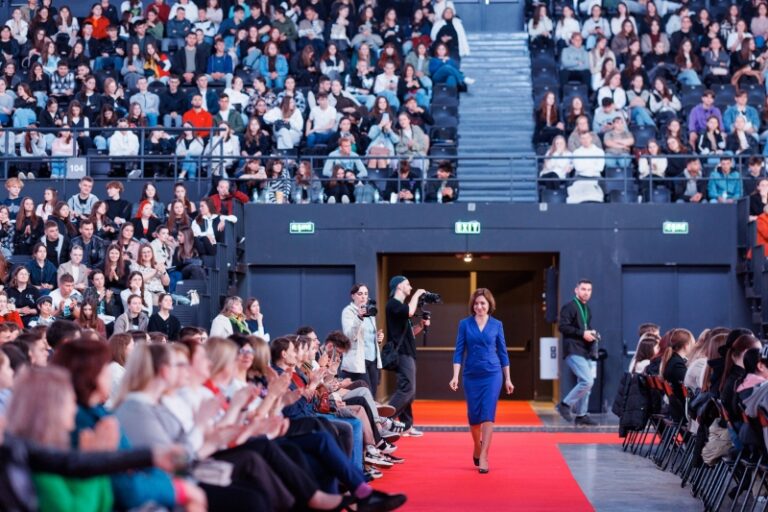 Maia Sandu, apel în fața a peste 3.000 de absolvenți de licee pedagogice din Republica Moldova: Ați alege să fiți profesori aici, acasă, dacă vă spun că investim 500 de milioane de lei în universități, bursele la pedagogie s-au dublat, primiți o indemnizație de 200.000 lei și compensarea cheltuielilor de chirie și utilități ca să predați în localitățile noastre?